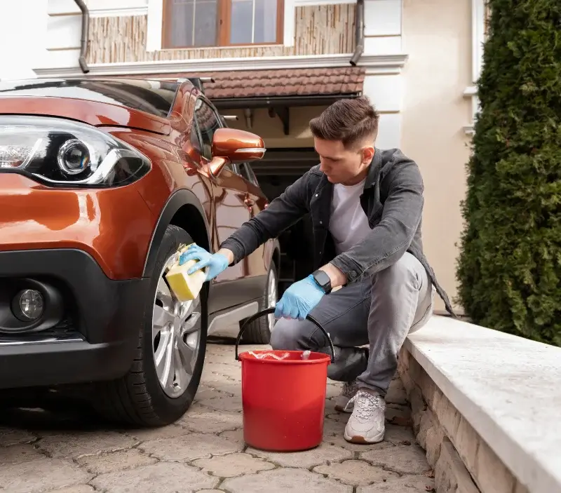 Lavage auto à domicile Saint-Pabu : professionnel intervenant sur un véhicule